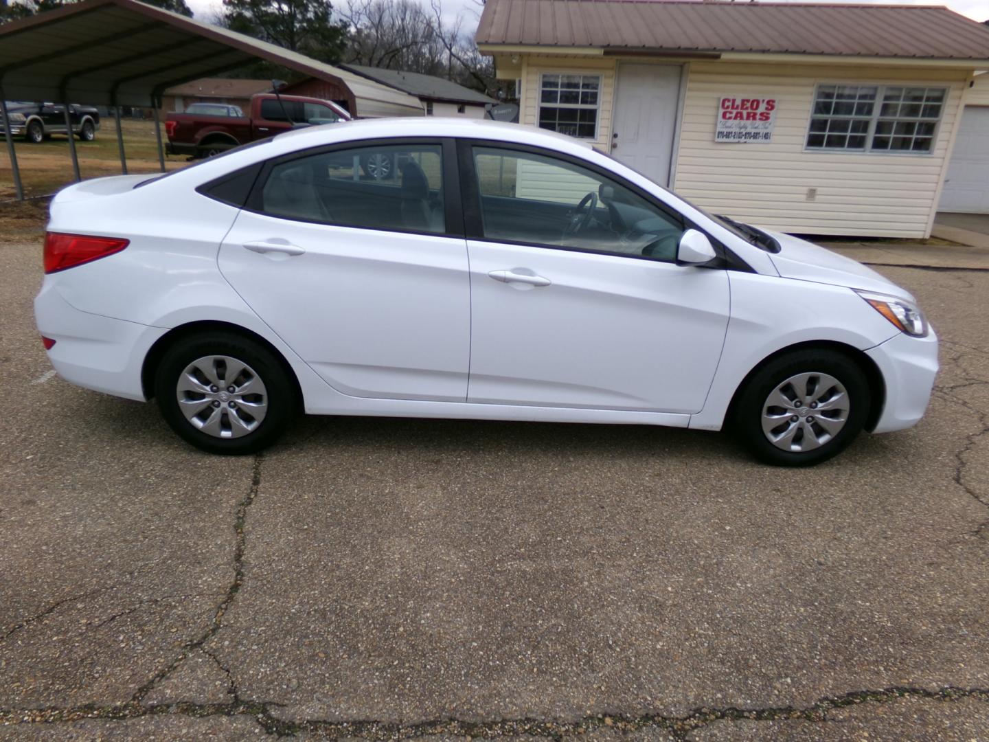 2017 White /Gray Hyundai Accent SE 4-Door 6M (KMHCT4AE8HU) with an 1.6L L4 DOHC 16V engine, 6-speed automatic transmission, located at 401 First NE, Bearden, AR, 71720, (870) 687-3414, 33.726528, -92.611519 - Photo#17